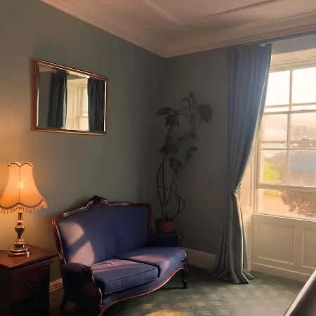 Вилла South Hill House *